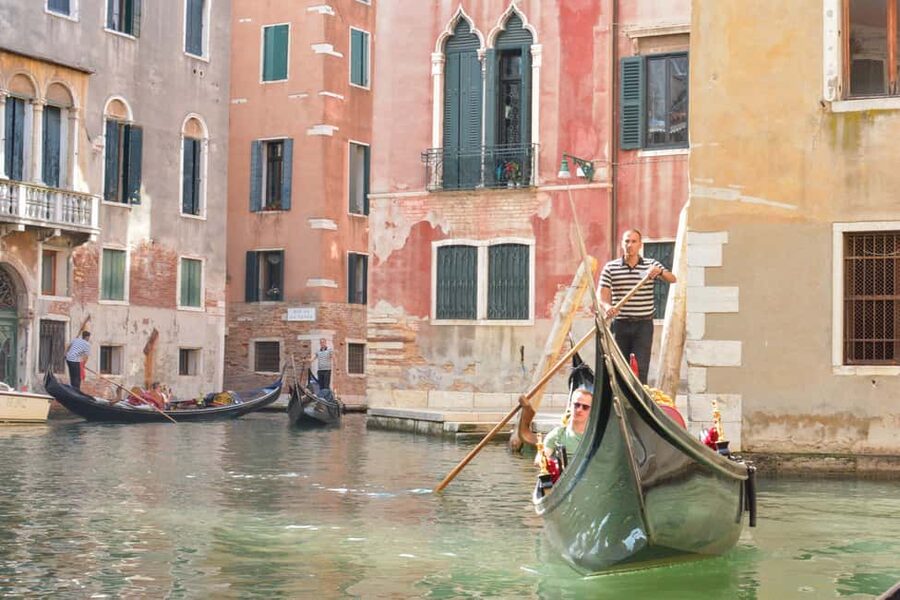 Venice: Basilica, Doge's Palace, Gondola and Lagoon Islands - Speedboat to Murano and a glassblowing demonstration