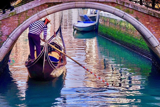 Venice: Classic 30-Minute Gondola Ride Through the Canals - Why the quiet format can work