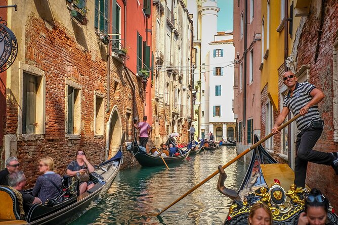 Venice: Classic 30-Minute Gondola Ride Through the Canals - Shared seating, privacy, and the serenade option