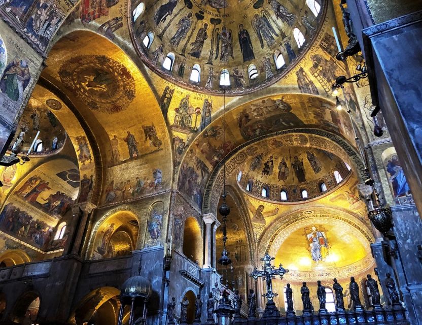 Venice Combo: Gondola, St. Mark’s Basilica Pala d'Oro option - A 30-minute gondola route through narrow canals