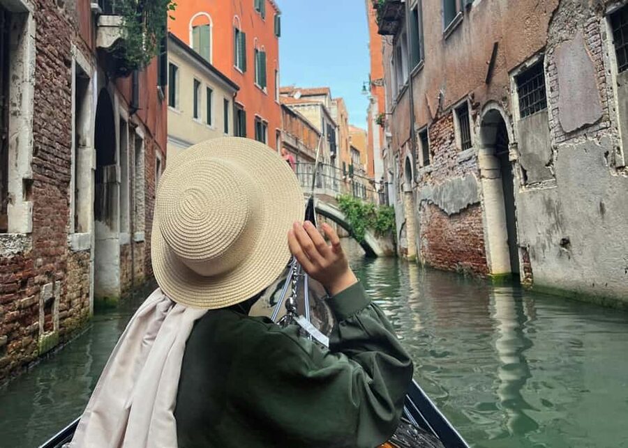 Venice: Crafted Gondola Under Breathtaking Bridge of Sighs™ - The 15-minute introduction and Venice Gallery