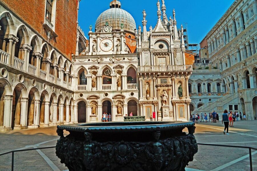 Venice: Doge’s Palace and Basilica Roman Empire Guided Tour - The New Prisons and the Bridge of Sighs