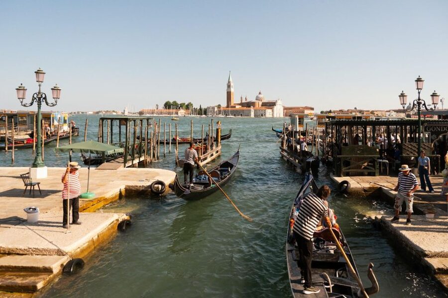 Venice: Doge's Palace and Basilica Tour with Gondola Ride - Why skip-the-line entry affects the value