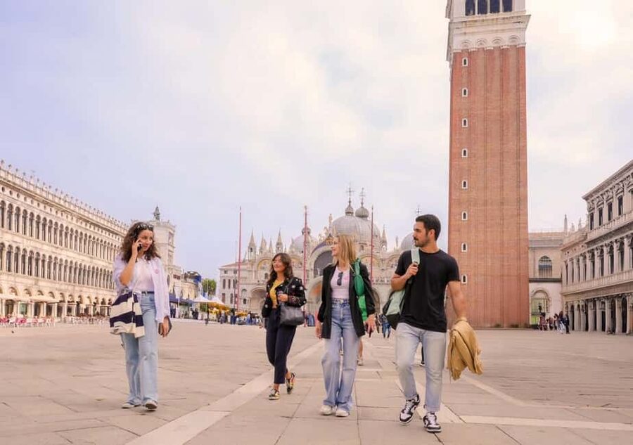 Venice: Doge's Palace and St Mark's Tour with Gondola Ride - A 30-minute shared gondola ride