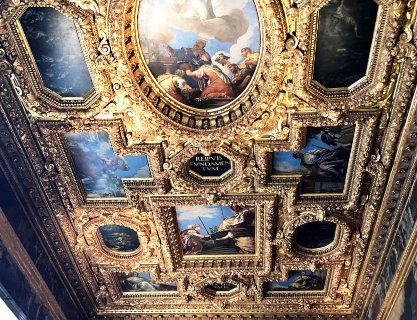 Venice: Doge's Palace Guided-Tour & Gondola Ride - Timing, waiting, and the two-hour promise