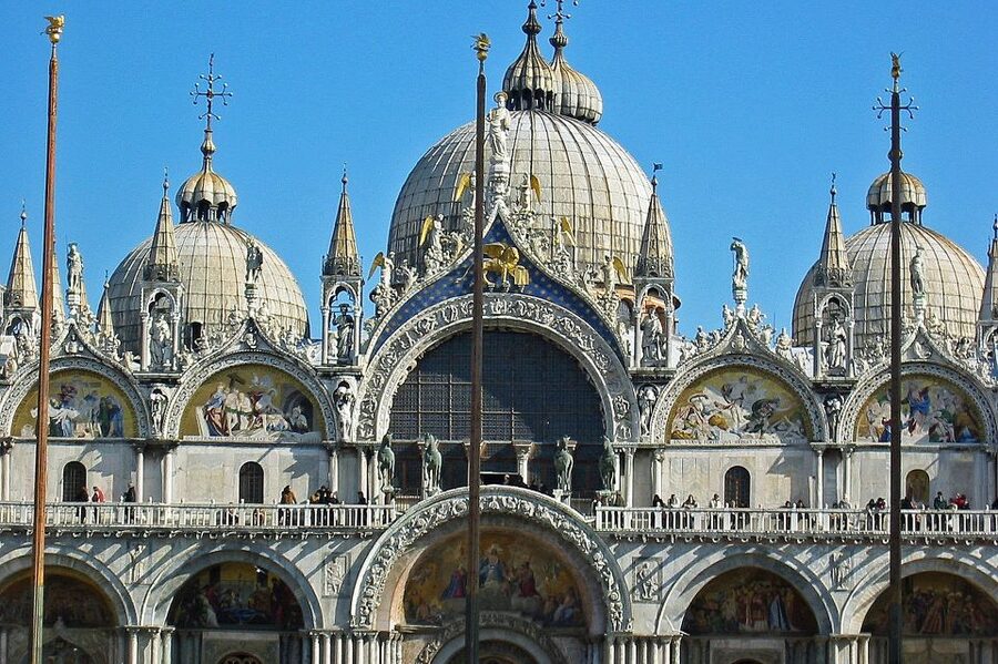 Venice: Doge's Palace with St. Mark's Basilica & Gondolas - Doge’s Palace and the machinery of Venetian power