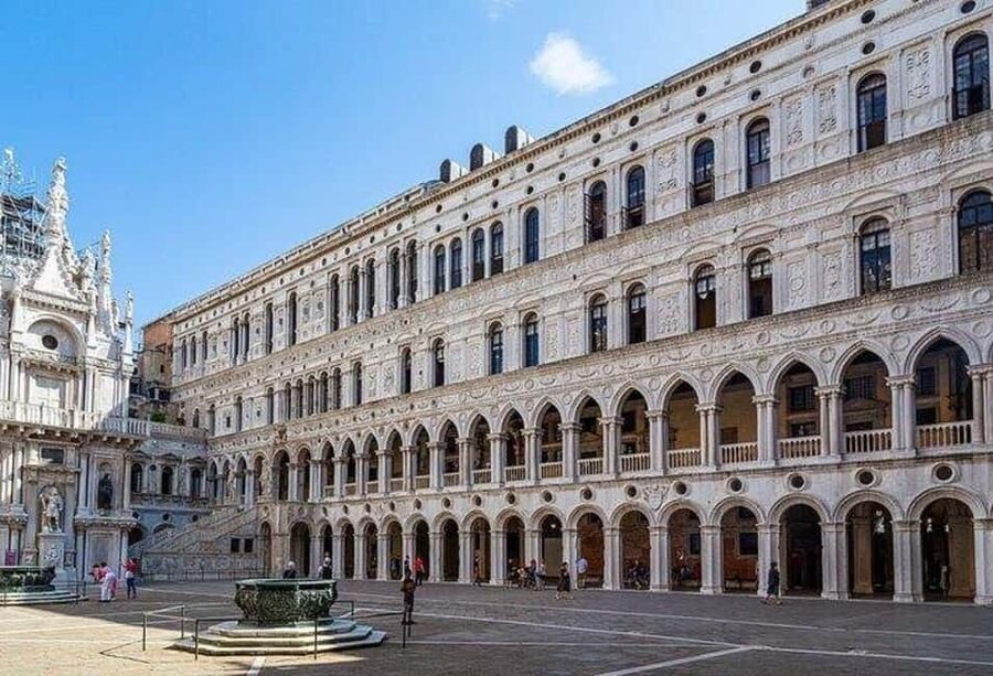 Venice Essential: Doge’s Palace, Prisons & Gondola option - Key points to know before booking