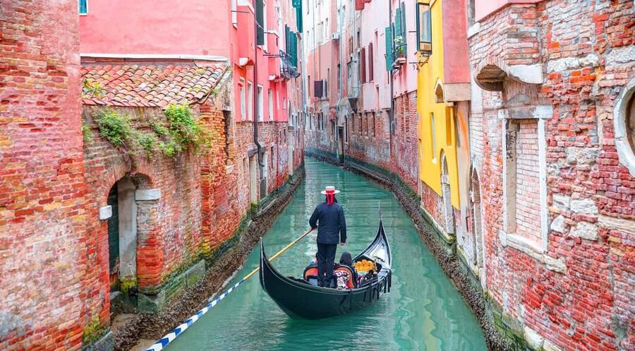 Venice: Gondola Ride Along Grand Canal and Hidden Corners - What the 30-minute timing really gives you