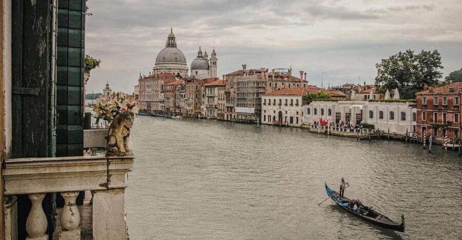 Venice: Gondola Ride and a Gala Dinner in a Venetian Palace - Aperitivo, wine, and the gala dinner