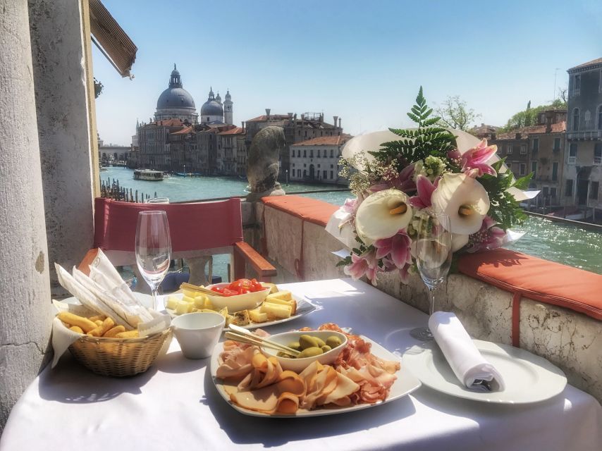 Venice: Gondola Ride and a Gala Dinner in a Venetian Palace - Who will enjoy this Venice evening