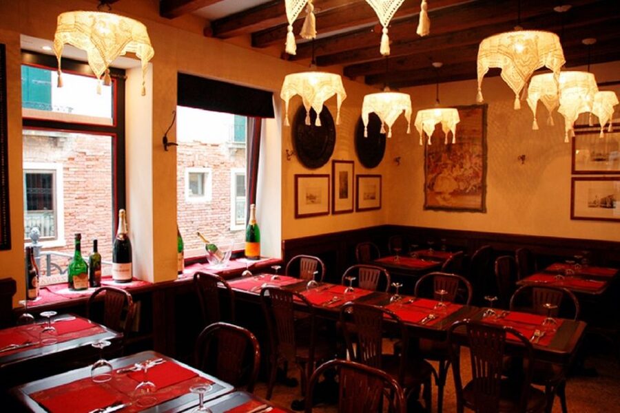 Venice: Gondola Ride and Dinner Experience - A short ride with a classic Venetian view