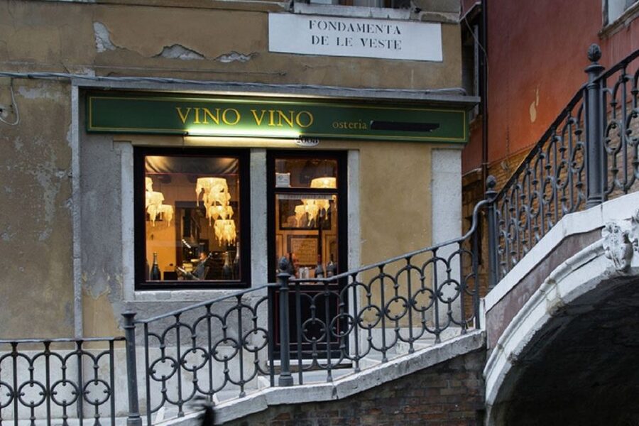 Venice: Gondola Ride and Dinner Experience - Getting from Campo Santa Maria del Giglio to dinner