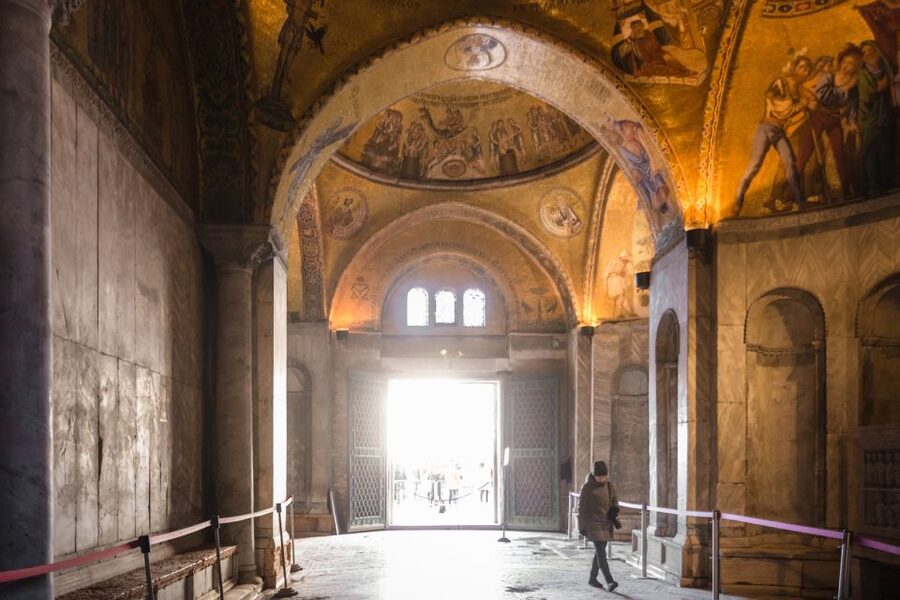 Venice: Gondola Ride & Guided Tour of St. Mark's Basilica - St. Mark’s Basilica and its glowing mosaics