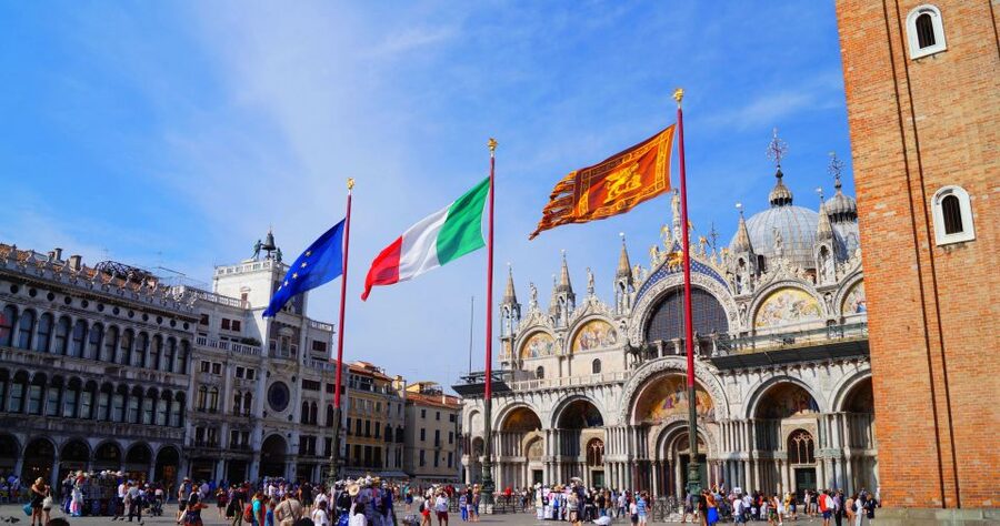 Venice: Gondola Ride & Guided Tour of St. Mark's Basilica - The city app covers five Venetian districts