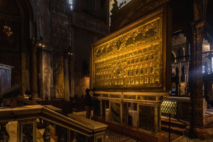 Venice: Gondola Ride & Guided Tour of St. Mark's Basilica - Timing is the biggest practical issue
