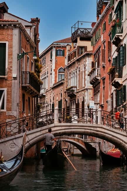 Venice: Gondola Ride under the Bridge of Sighs and Premium Audio Guide - Who gets the most from this experience