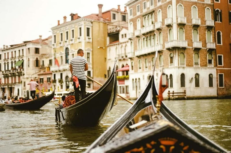 Venice: Gondola Ride under the Bridge of Sighs and Premium Audio Guide - A short walk before the boat