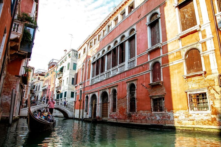 Venice: Gondola Ride with Live Guide or Audio Guide - Comfort and boarding considerations