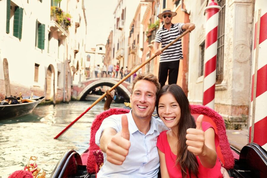 Venice: Grand Canal Gondola Experience with Live Commentary™ - Language, commentary, and practical limits
