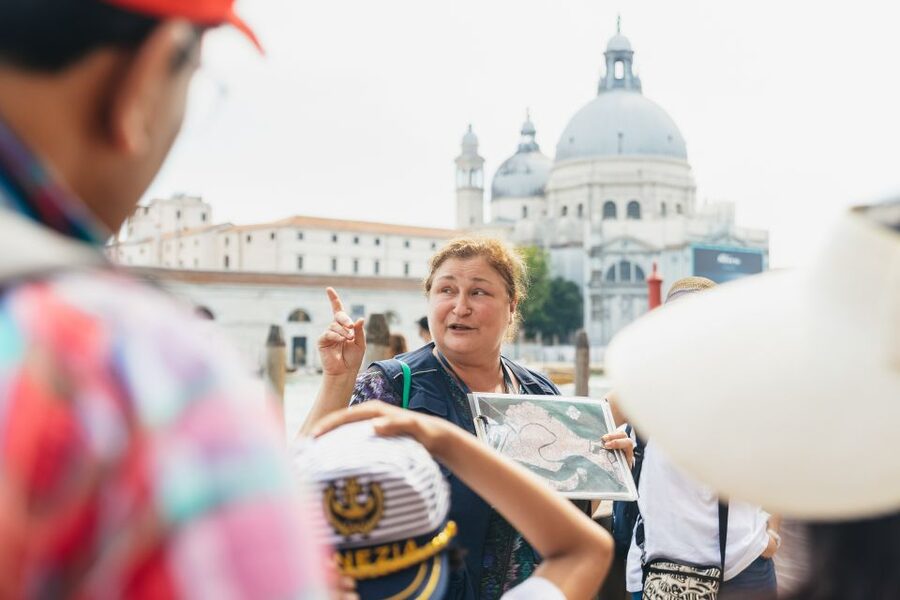 Venice: Grand Canal Gondola Ride with App Commentary - The 15-minute walk to the gondola