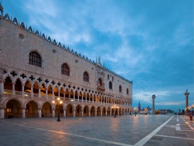 Highlights with Local Private Walking Tour & Gondola