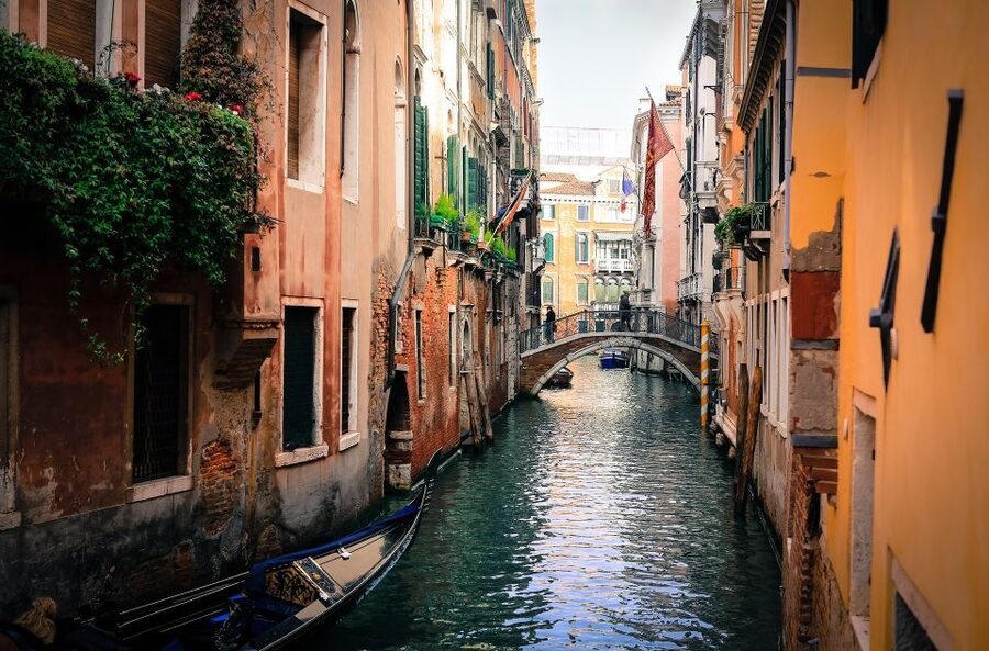 Venice: Off the Beaten Path Private Gondola Ride - What a gondoliere adds to the ride