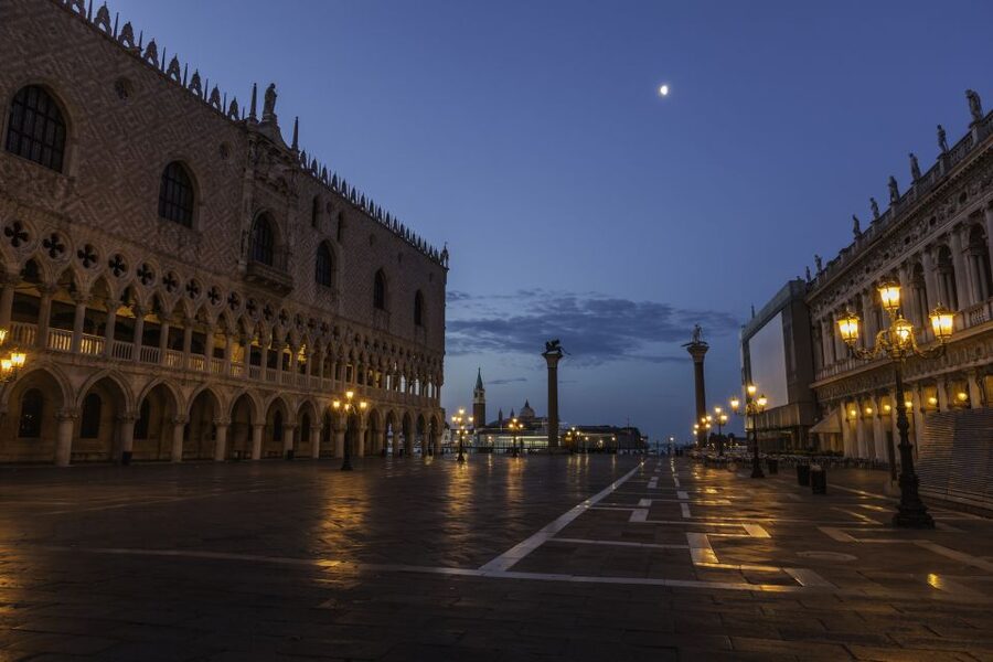Venice: Private After Dark Tour and Gondola Ride - Key points at a glance