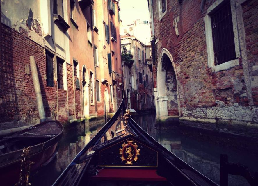Venice: Private After Dark Tour and Gondola Ride - Starting in the shadows near San Giacomo di Rialto