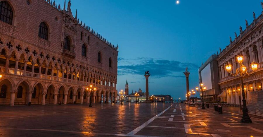 Venice: Private After Dark Tour and Gondola Ride - Campo San Giacometto and the start near Rialto