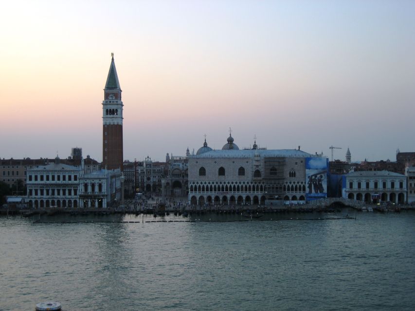 Venice: Private Evening Stroll with Gondola Ride - Key points to know before booking