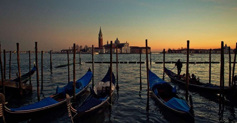 Venice: Private Evening Stroll with Gondola Ride - Crossing the Rialto Bridge over the Grand Canal