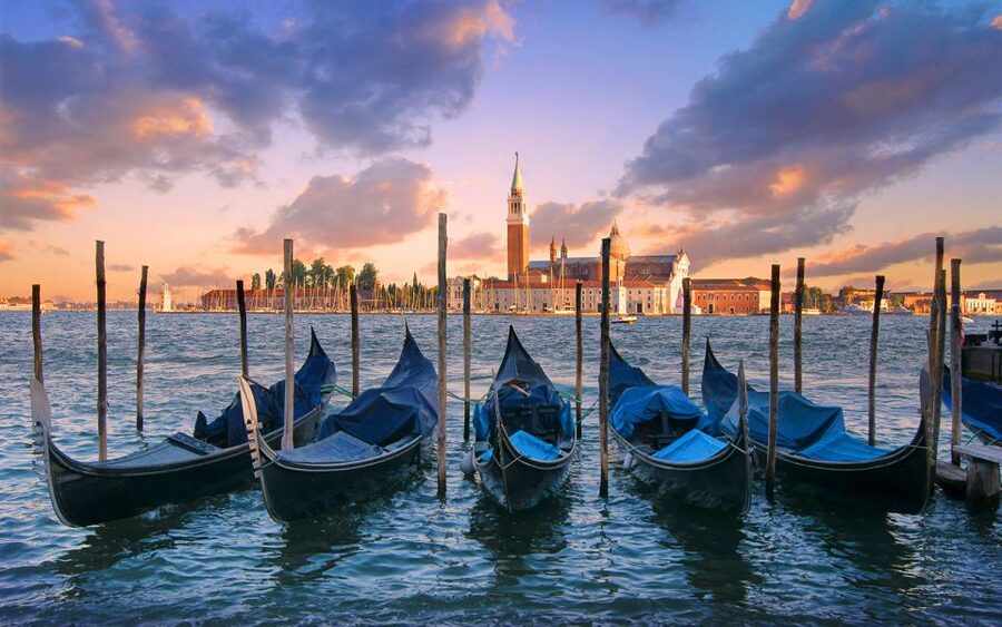 Venice: Private Gondola Cruise for up to 5 Passengers - What the $157.47 group price really means