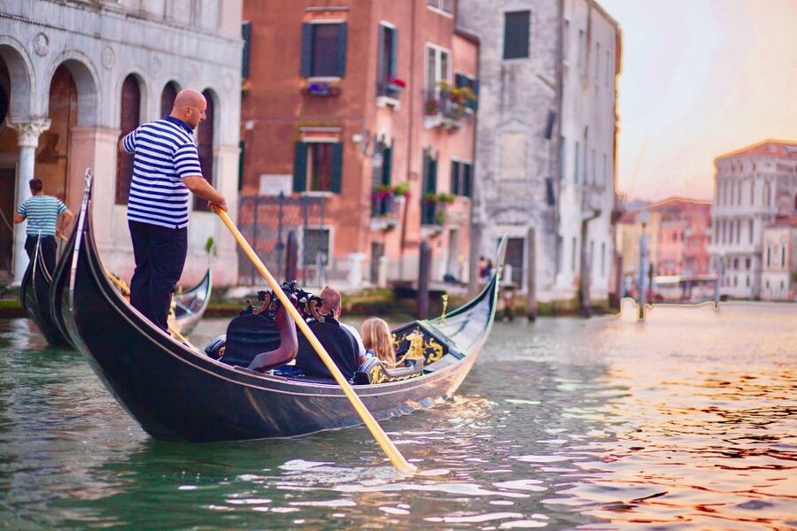 Venice: Private Gondola Ride - A short ride with a traditional skill