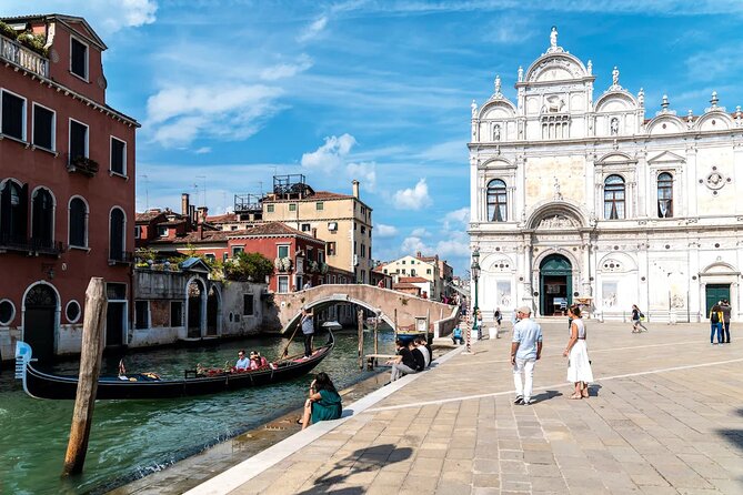Venice Private Gondola Ride: Explore Hidden Canals and Sights - Commentary, silence, and the gondoliers
