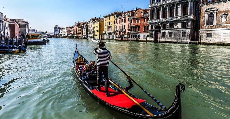 Venice: Private Grand Canal Gondola Ride from Rialto - What the private gondola changes