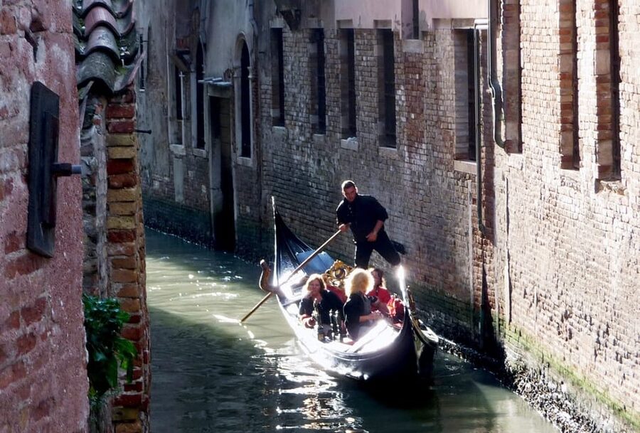 Venice: Private Grand Canal Gondola Ride from Rialto - Crossing the Grand Canal from the water