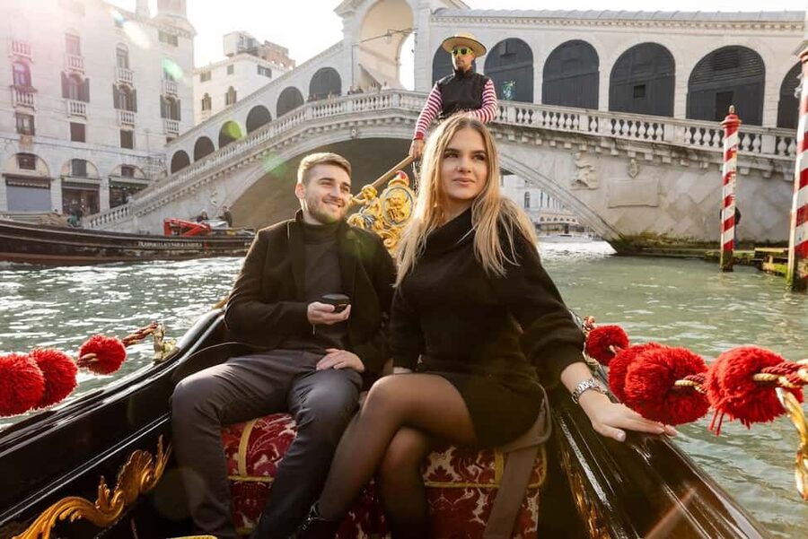 Venice: Private Photoshoot In Gondola - Starting at Ponte dei Baretteri