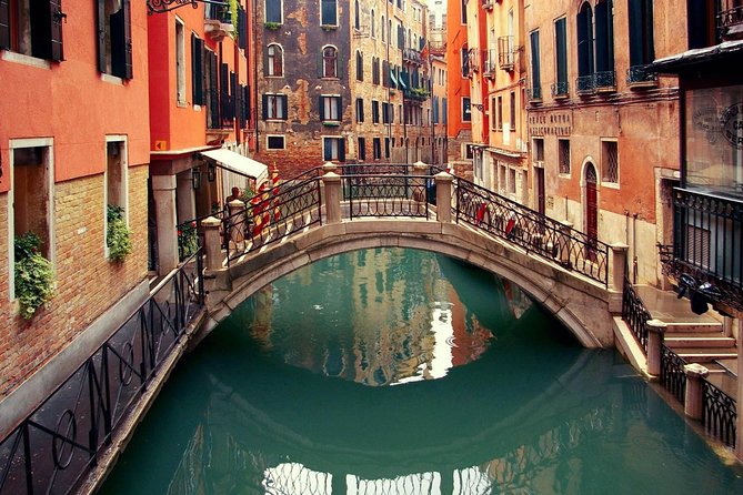 Venice Private Tour for Families with Gondola Ride - Crossing the Bridge of Sighs