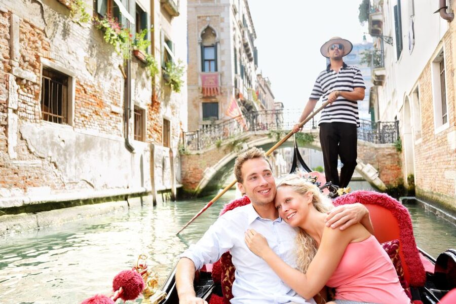 Venice: Romantic Gondola tour and Dinner for two - Key points to know before booking