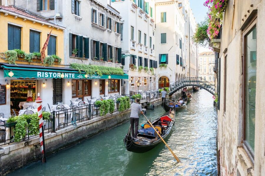 Venice: Romantic Gondola tour and Dinner for two - A private gondola ride through Venice’s quieter canals