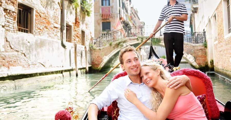 Venice: Romantic Gondola tour and Dinner for two - Dinner at La Caravella near Saint Mark’s