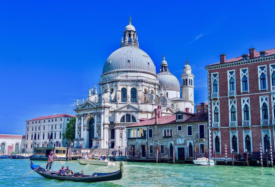 Venice: Romantic Gondola tour and Dinner for two - Should you book this gondola and dinner package?