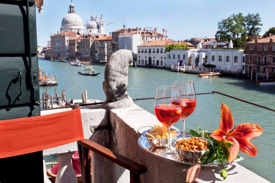 Venice: Romantic Palace Dinner and Private Gondola Ride - A gondola ride that works as an introduction