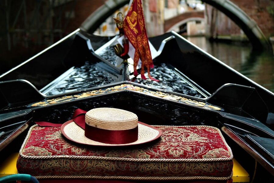 Venice: Romantic Palace Dinner and Private Gondola Ride - Dining at Pisanino in a Venetian palace