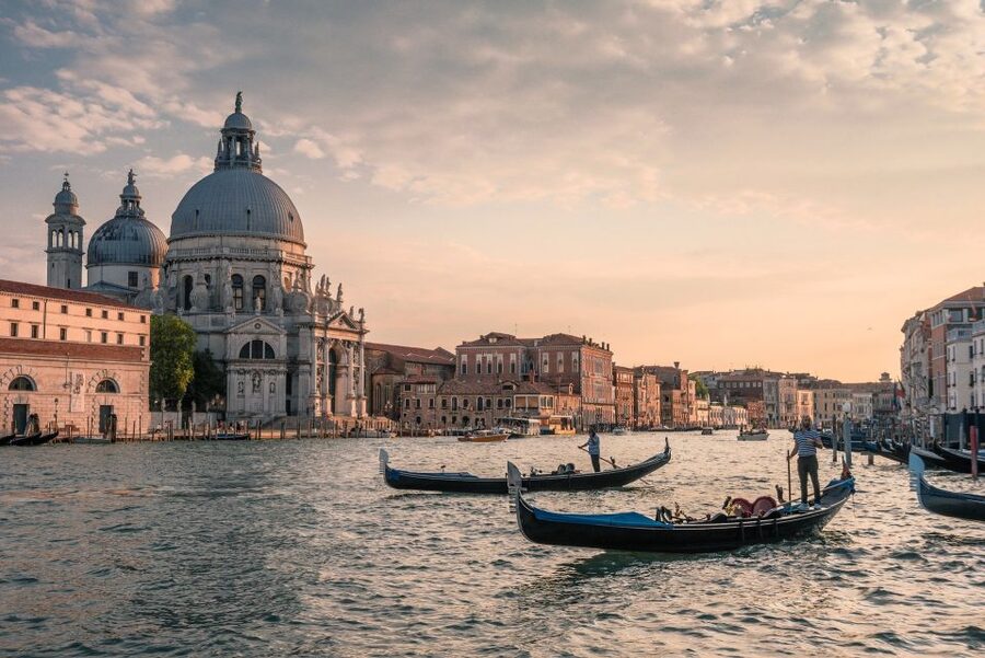 Venice: Romantic Palace Dinner and Private Gondola Ride - What the palace setting adds
