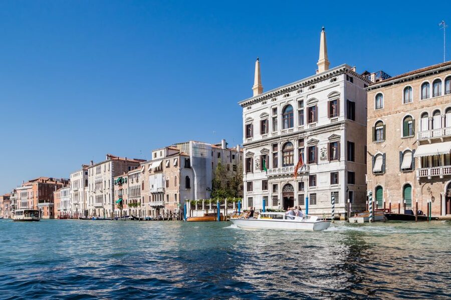 Venice: Shared Gondola Ride Across the Grand Canal - The missing music and commentary