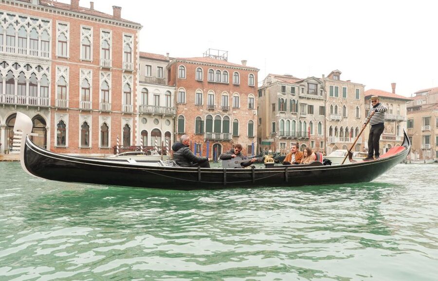 Venice: Shared Gondola Ride and Serenade - Timing, sunset, and canal traffic