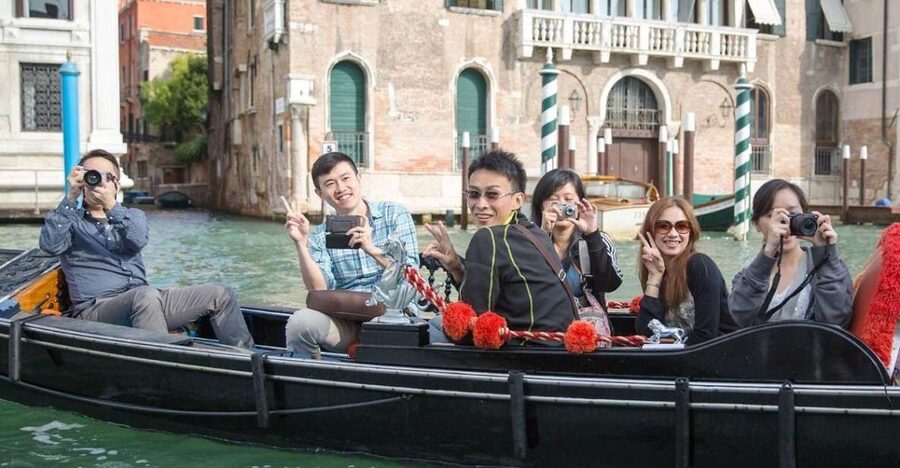 Venice Shared Gondola Ride - Sharing the boat with up to five people