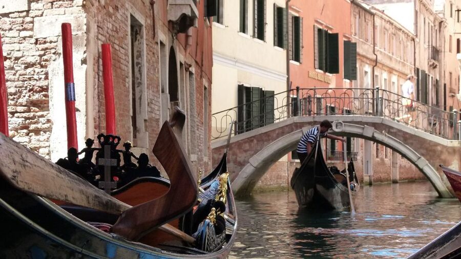 Venice: Shared Gondola Tour - Along the Grand Canal