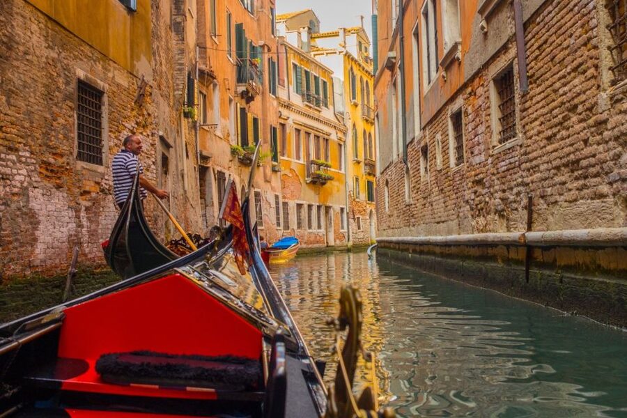 Venice: Shared Gondola Tour - What the gondolier does, and does not do